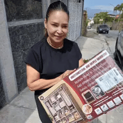Clientes recibiendo su pedido