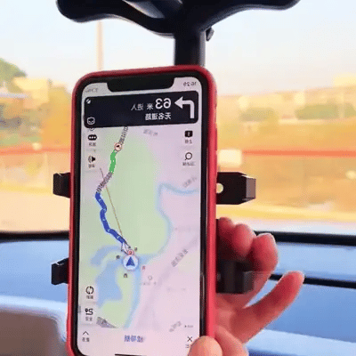 El celular con el mapa colocado en el soporte del retrovisor