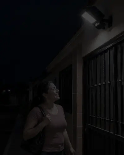 De noche, la lámpara se enciende sola cuando llegas a la casa