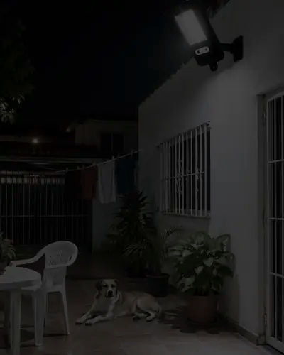 El patio se ilumina cuando la lámpara detecta movimiento